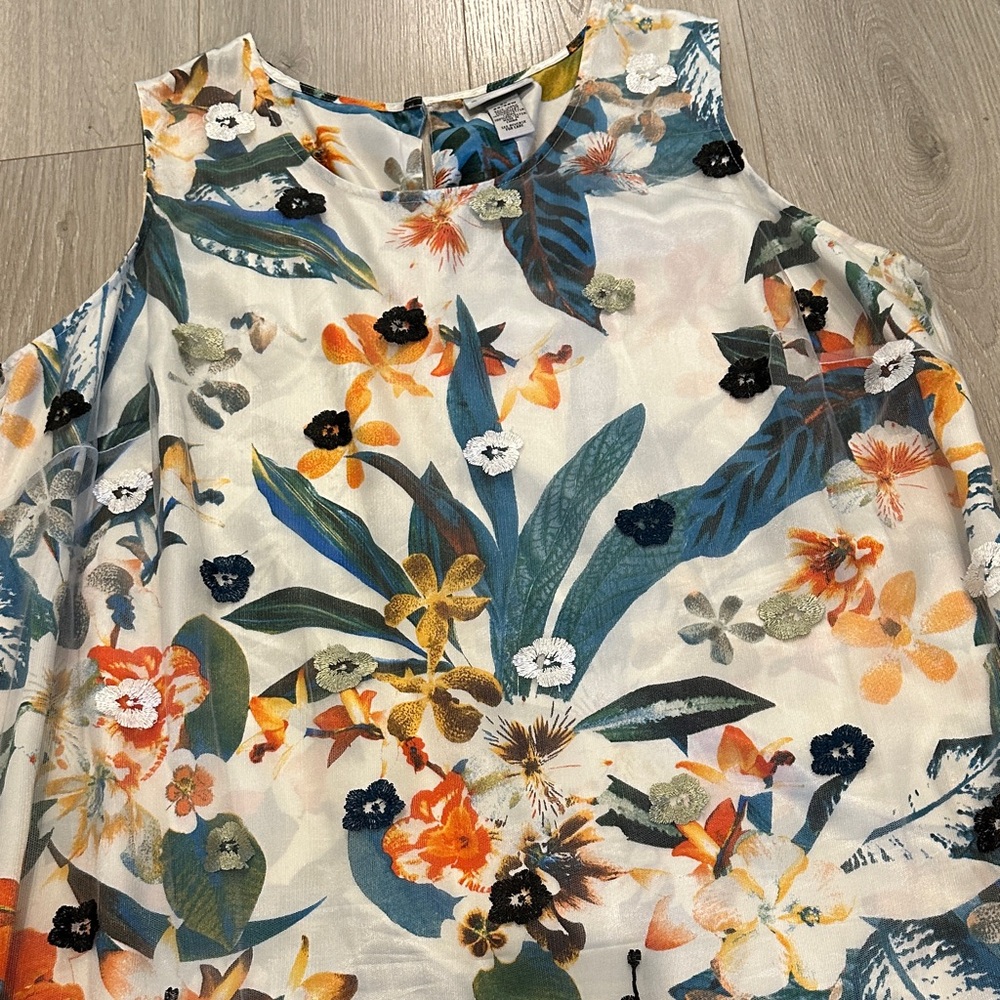 Plus Size Floral Sleeveless Dress with Embroidered Hem - Picture 4 of 7